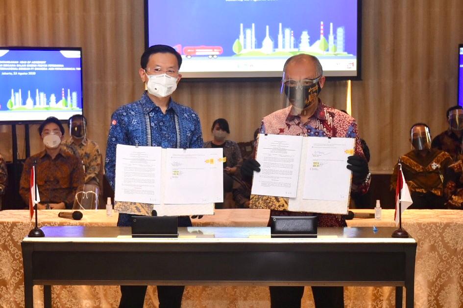 Presdir PT Candra Asri, Erwin Ciputra (Kiri); Dirut PT Kilang Petrokimia Indonesia, Ignatius Tallulembang (kanan)