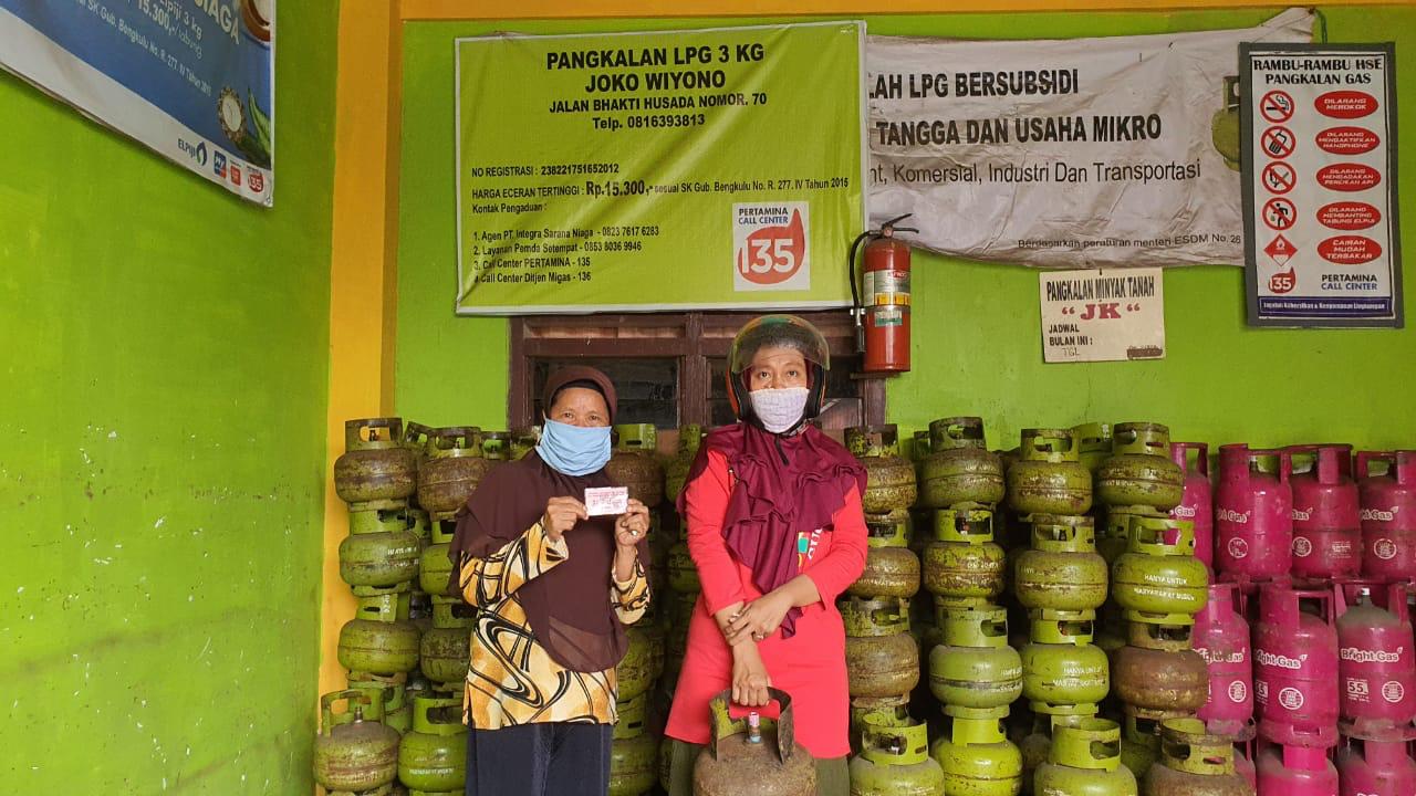 Masyarakat Menunjukkan Kartuştan Joko untuk mebus LPG 3 Kg