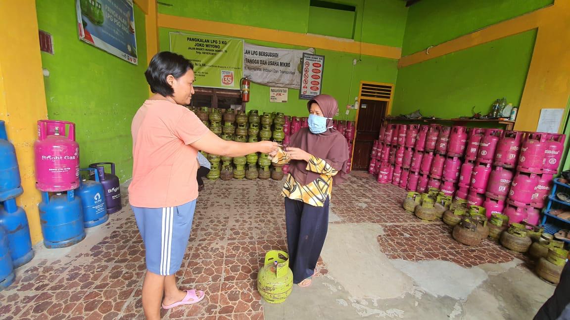 Masyarakat sedan pembeli LPG 3 Kg di WIlayah Kota Bengkulu