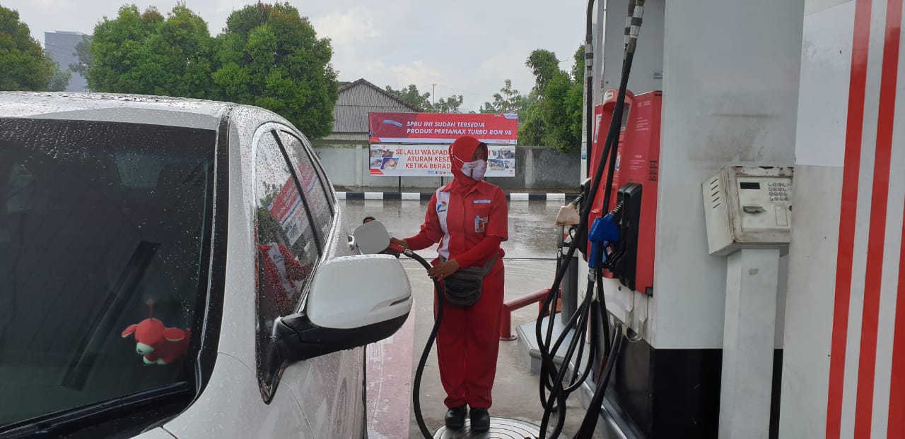 Petugas SPBU sedang isi Pertamax Turbo