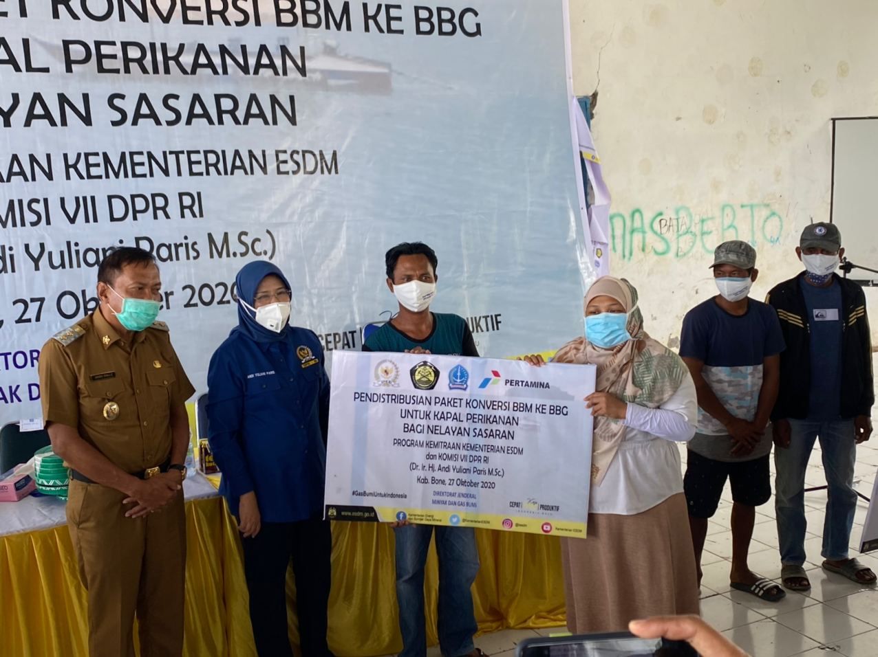 Distribusikan Paket Konversi ke nelayan dan petani Bone