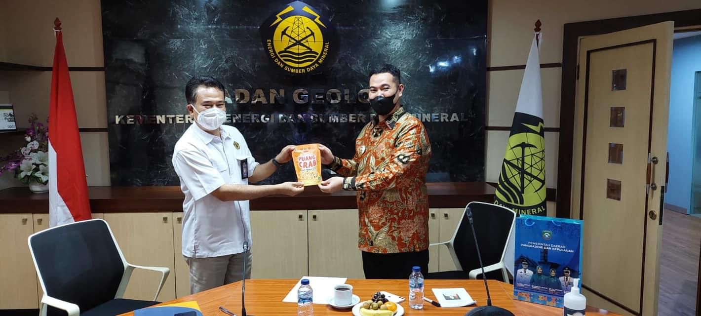 Hibahkan Naskah Pusat Informasi Geologi