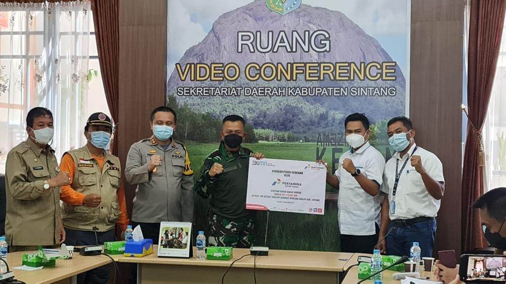 Pertamina Saluran Bantuan Untuk Korban Banjir di Kalbar