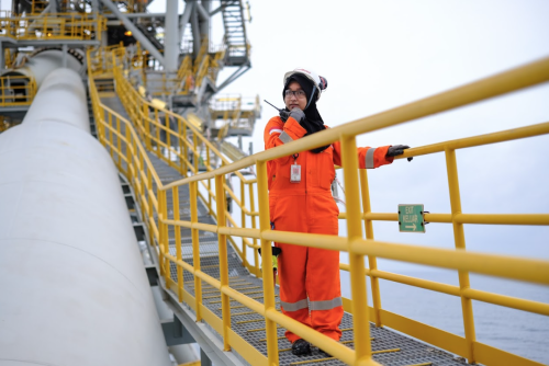 Afifah Mutmainnah, Cargo Field Operator ExxonMobil Cepu Limited sedang memantau aktivitas di FSO Gagak Rimang, dengan memprioritaskan aspek keselamatan kerja.