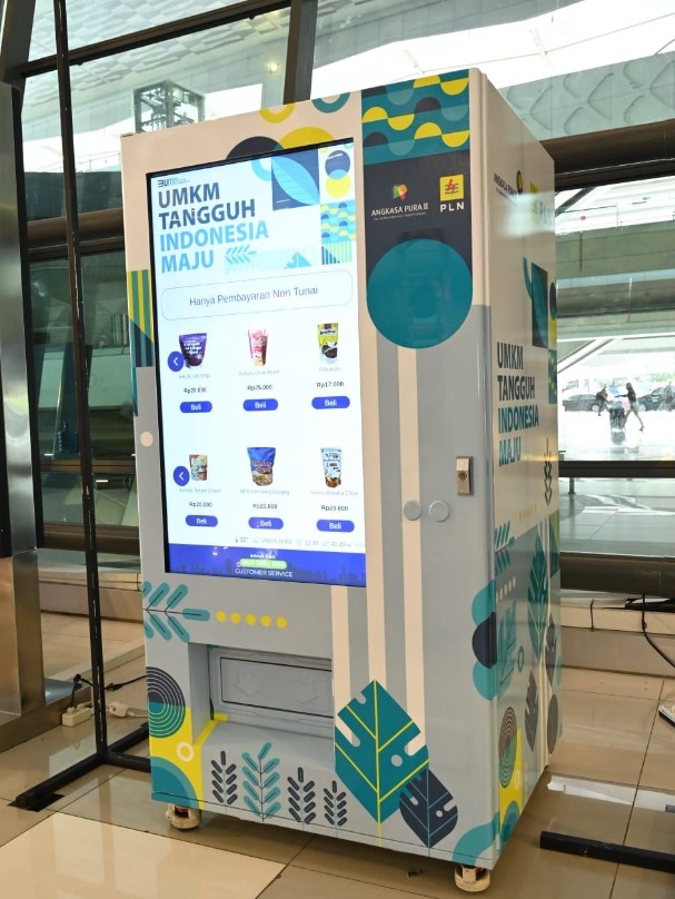 Tampilan vending machine yang menjajakan UMKM binaan PLN di Terminal III Bandara Soekarno-Hatta (jennaira)